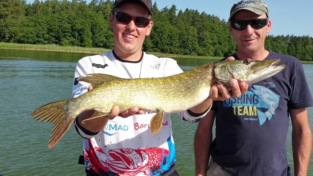 Wędkowanie na Jeziorze Orzysz: najlepsze łowiska, pozwolenia i porady dla wędkarzy