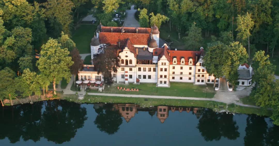 Zamek Rycerski Podewils w Krągu: Historia, luksus i atrakcje hotelowe