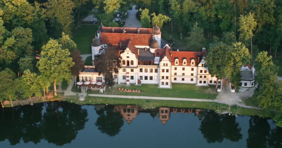 Zamek Rycerski Podewils w Krągu: Historia, luksus i atrakcje hotelowe