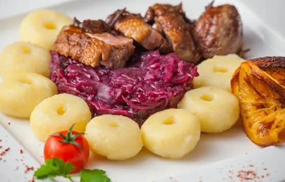 Kuchnia regionalna Wrocław: gdzie zjeść tradycyjne dania dolnośląskie i co warto spróbować