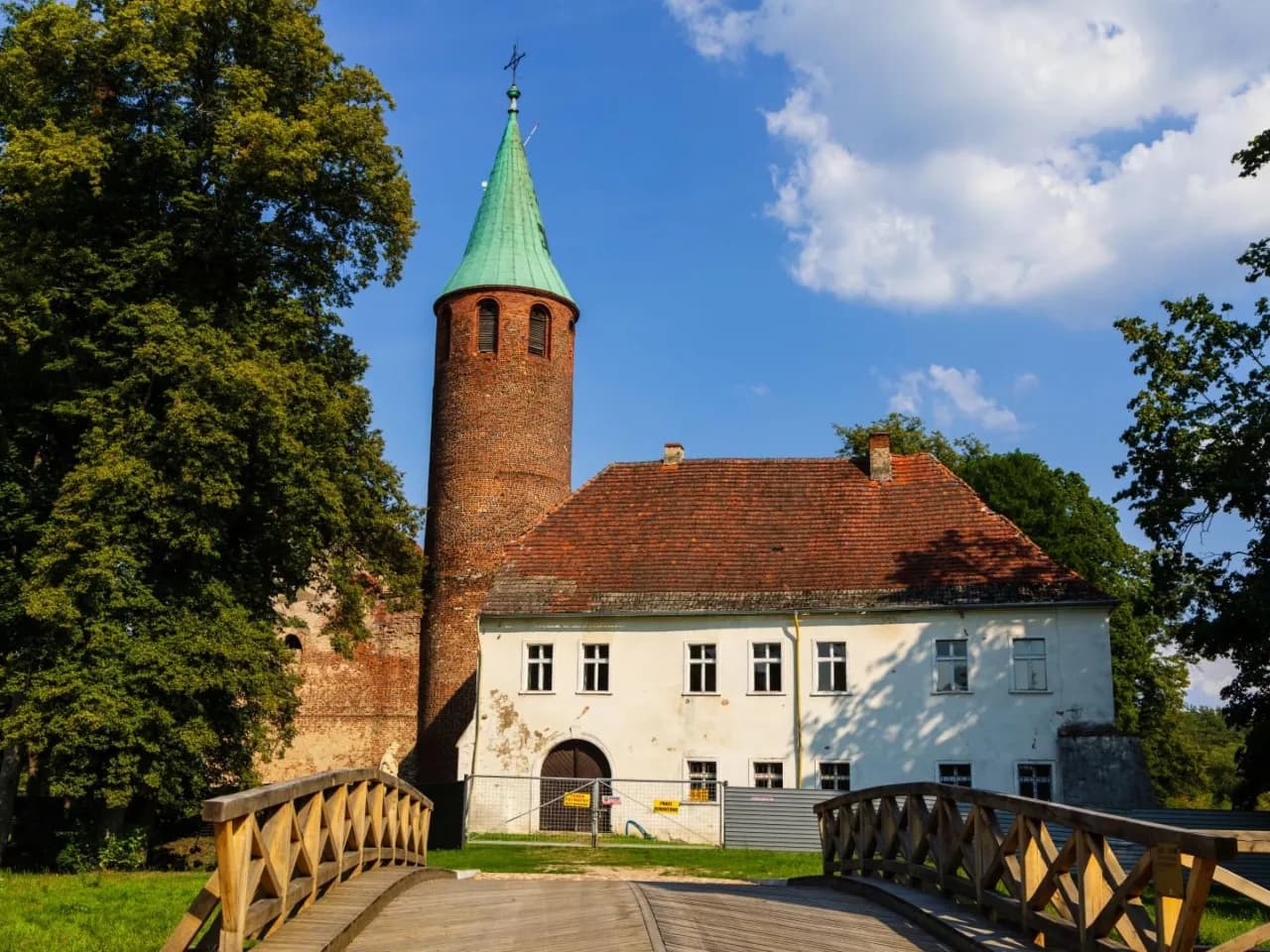 Zamek w Karłowicach: historia, tajemnice i praktyczne informacje dla turystów