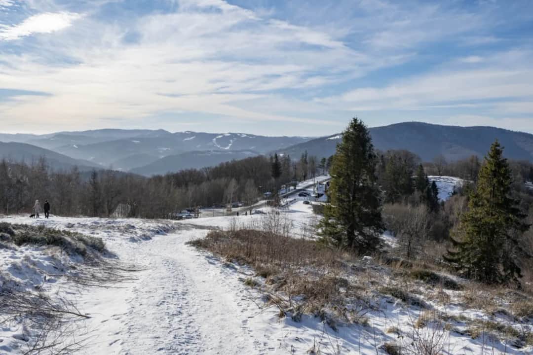 Góry zimą: gdzie jechać, by uniknąć tłumów i cieszyć się najlepszymi atrakcjami