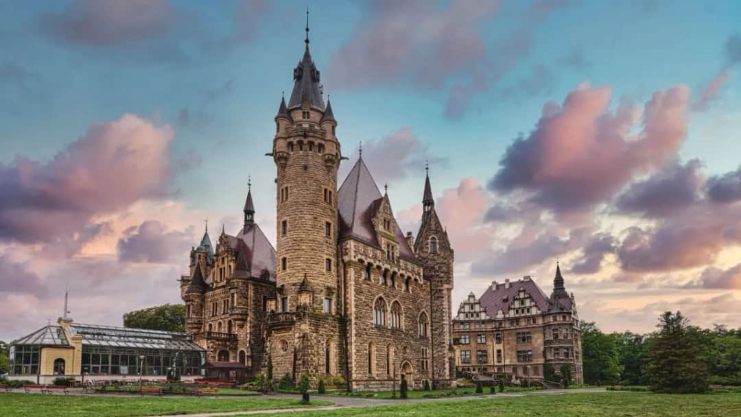 Zamek w parku narodowym: historia, atrakcje i tajemnice zamków wśród przyrody